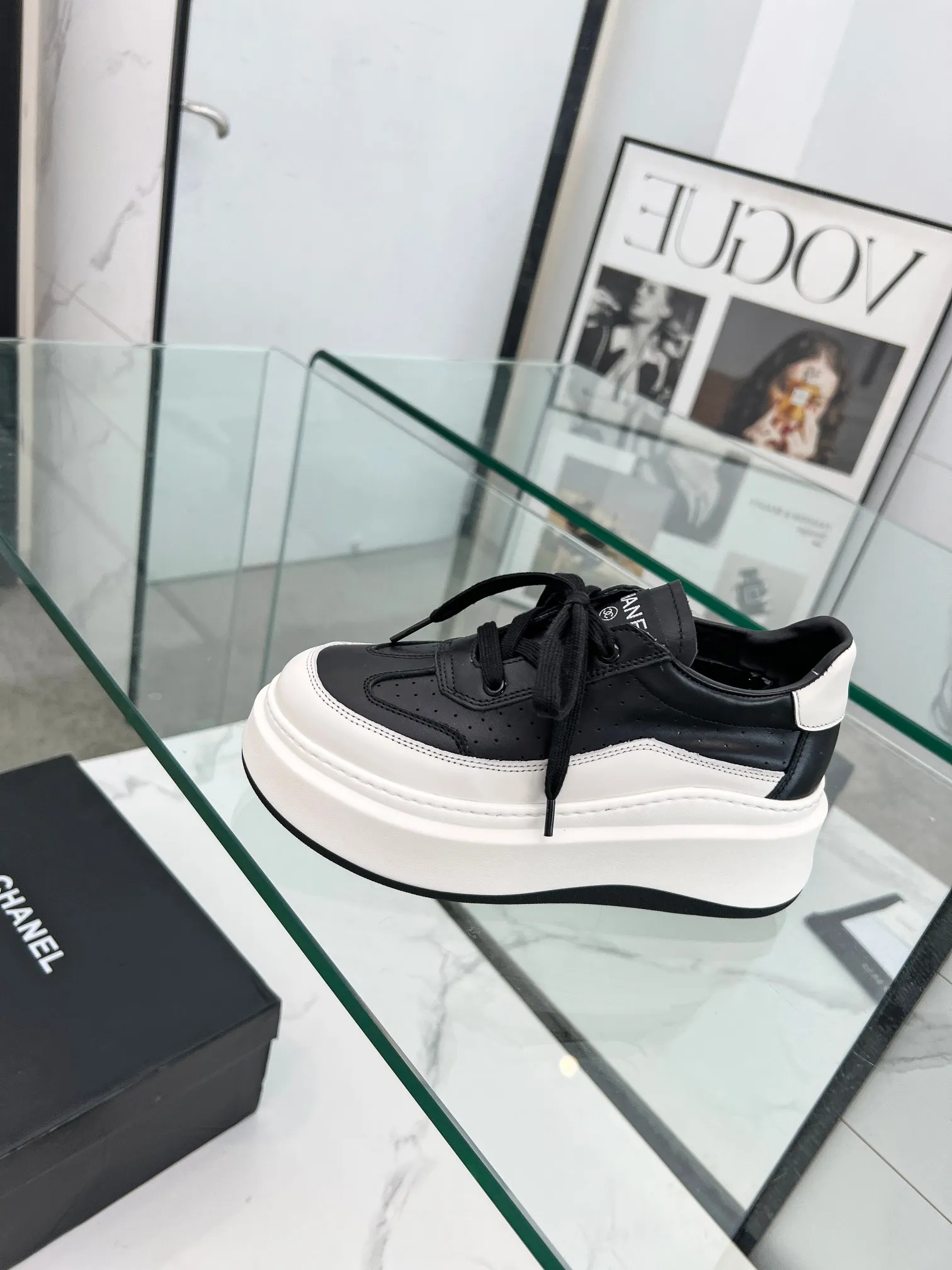 👟👟Ex-factory price 540👟👟 Super popular Chanel Chanel 2024 new casual sports shoes and sneakers. Hard to find at the counter. Super beautiful color. Very versatile. Super comfortable. Full of small fragrance. Classic, durable and versatile. The upper is made of spliced materials, real cowhide, sheepskin lining, original pU+Tpa sole, good resilience. Wear light, white, white and black, white and yellow code number: 35-40
